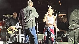 Gwen Stefani and Blake Shelton performing Don’t Speak live at Country Thunder Saskatchewan 2022