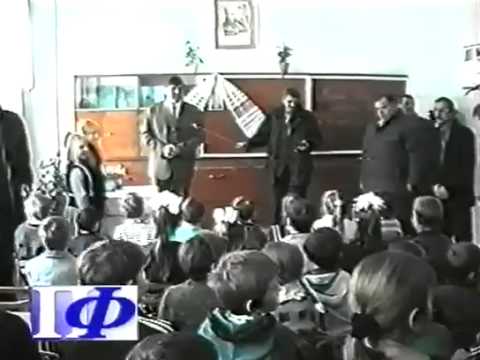 Святий Миколай несе дітям подарунки