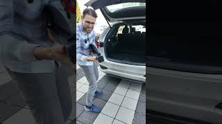 💡Interesting extendible trunk cover to cover the 3rd row area in the Mazda CX-80