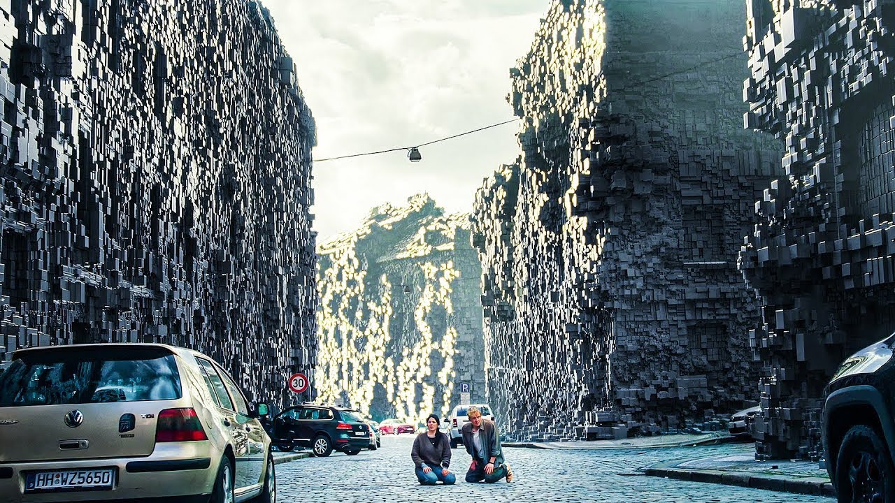 Un couple se réveille et découvre tous les immeubles entourés d’un mystérieux mur de briques