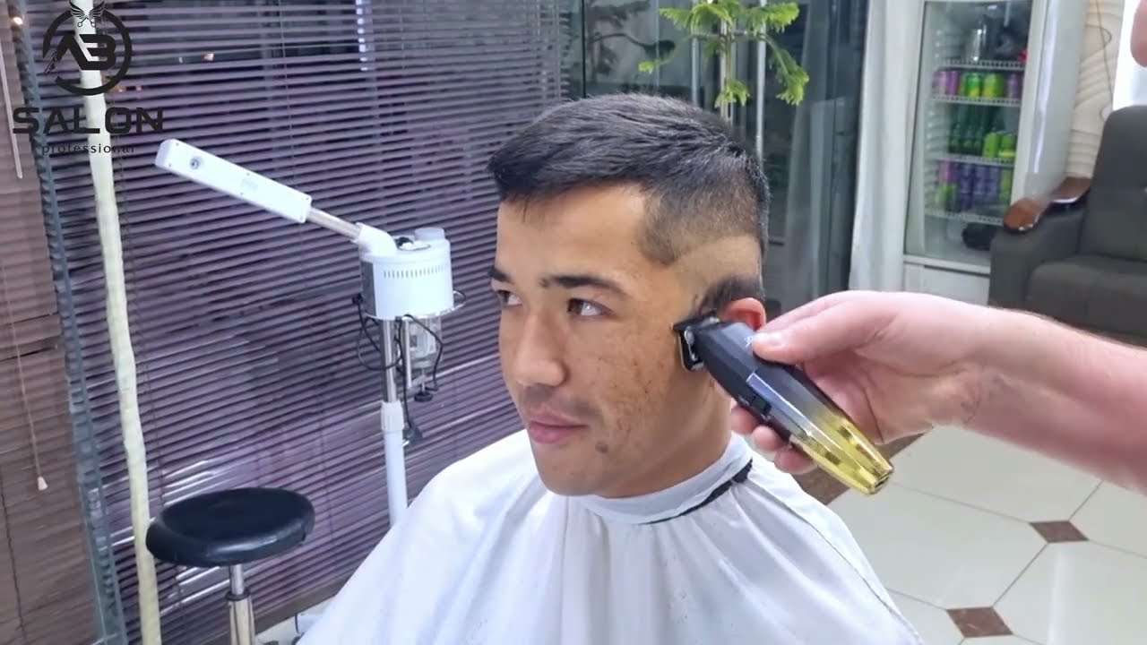 Yigitlar erkalanib, yuzlariga tegishadi Usta xizmatkorni sikadi (rus porno videolari)