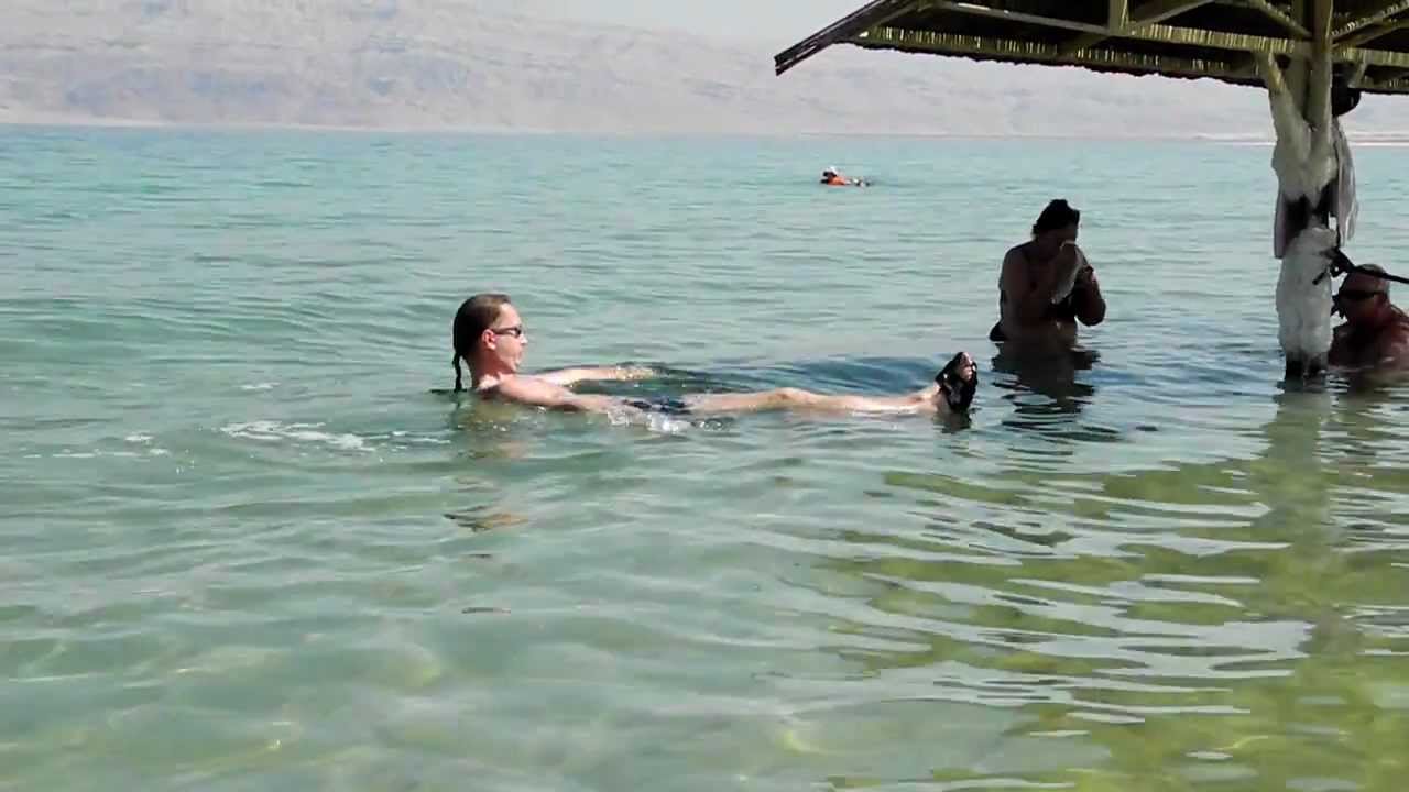 Мертвое море купание. Люди после купания в Мертвом море. Купание в Мертвом море фото.