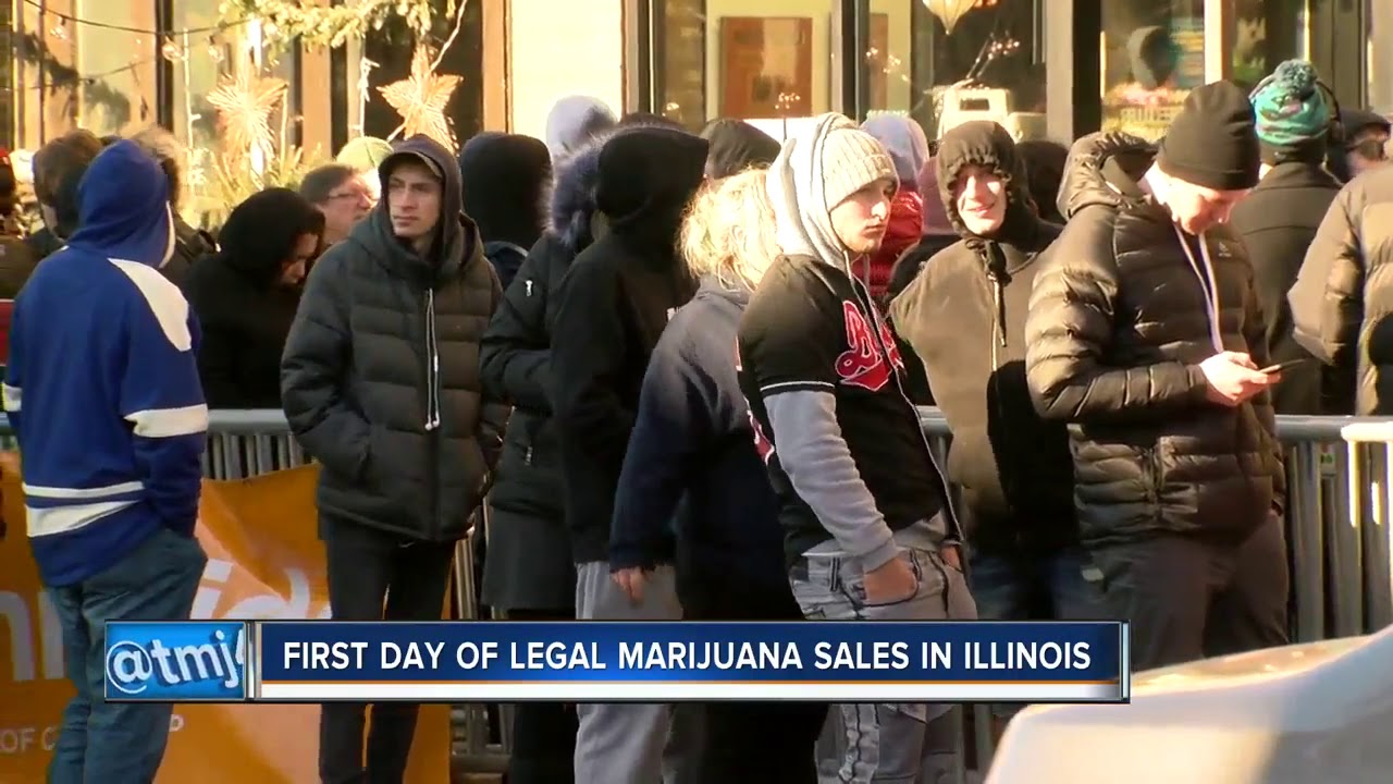 Illinois sees first legal sales of recreational marijuana