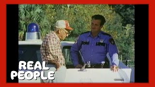 Carrabelle, Florida and Its One-Stop Cop | Real People | George Schlatter
Carrabelle, Florida is one of those small towns where everyone knows each other. Crime isnt a real issue and thats good news for the local cop because like Superman, he operates out of a cramped phone booth. Carrabelle, Florida and Its One-Stop Cop | Real People | George Schlatter