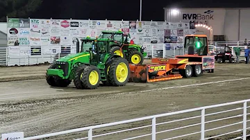 Kolik váží traktor John Deere 8530?