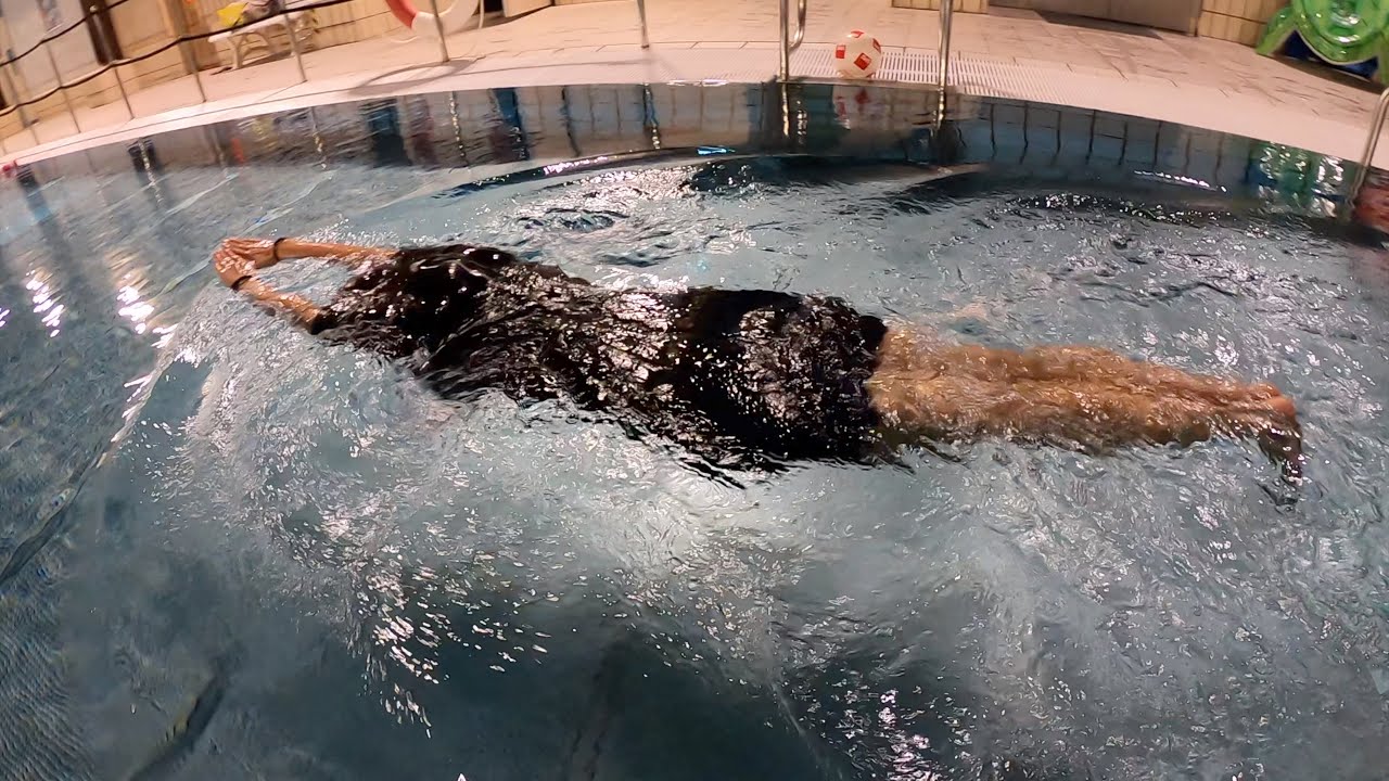 Gleiten, durchs Wasser schweben. Wie ein Fisch durchs Wasser.