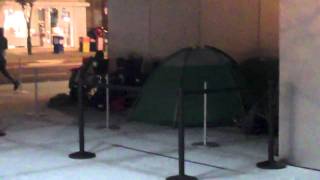 Lincoln Park Apple Store Opening: Waiting
