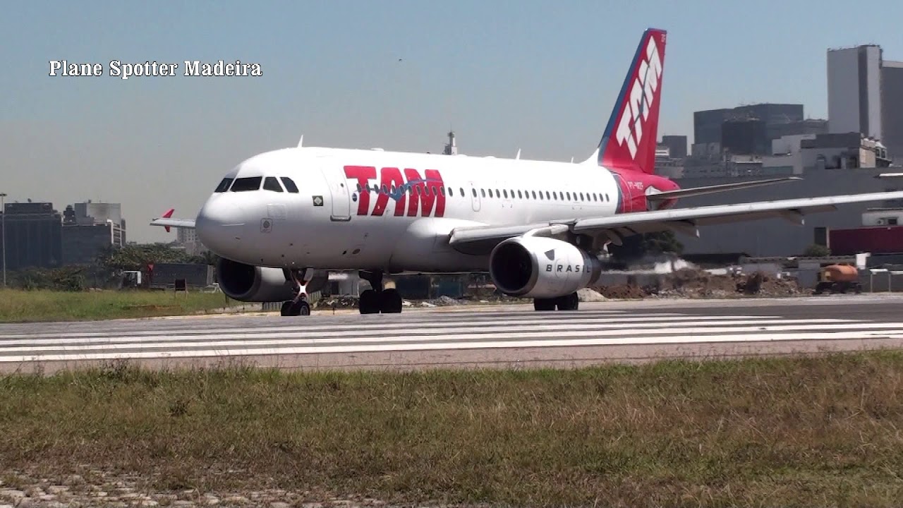 Fazendo Vídeos Engraçados No Salão Do Aeroporto Imagem de Stock - Imagem de  sair, olhar: 182711083