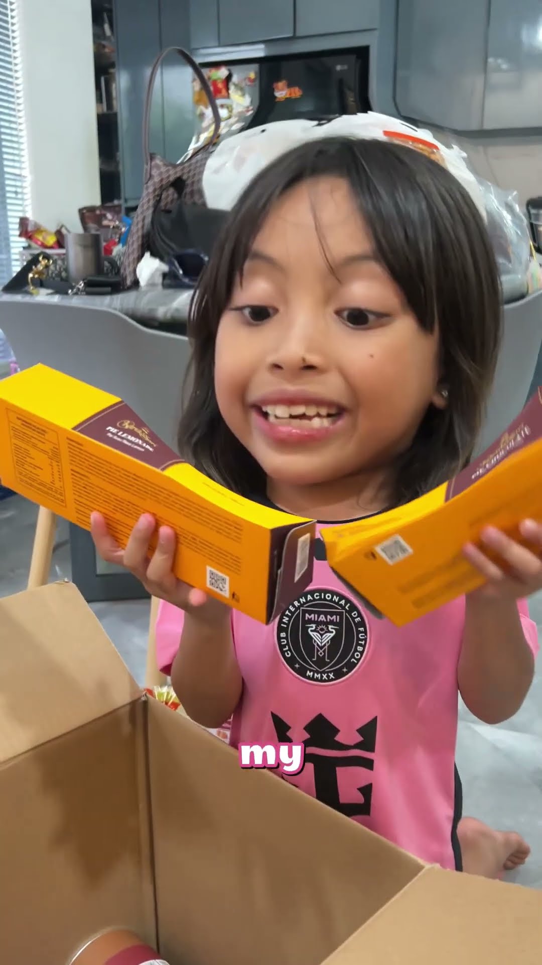 LEIKA UNBOXING OLEH OLEH, ADA MAKANAN FAVORITNYA!! #leika #shots