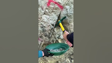 Finding gold in bedrock #goldrush #goldprospecting #mining #river #scorpion