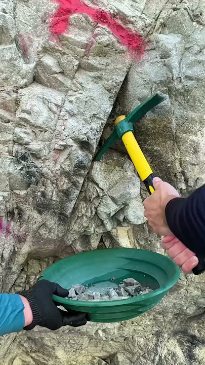 Finding gold in bedrock #goldrush #goldprospecting #mining #river #scorpion