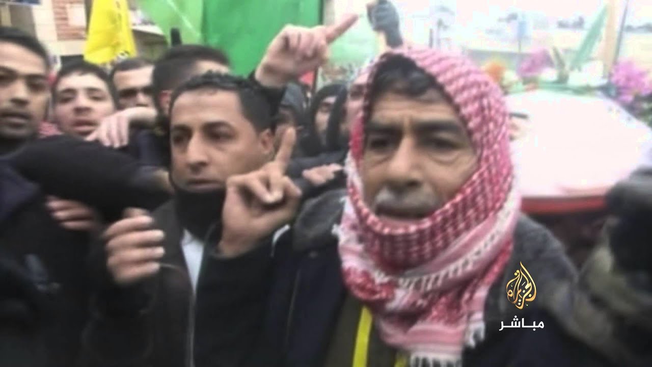 الآلاف يشيعون جثامين 17 شهيدا بالخليل