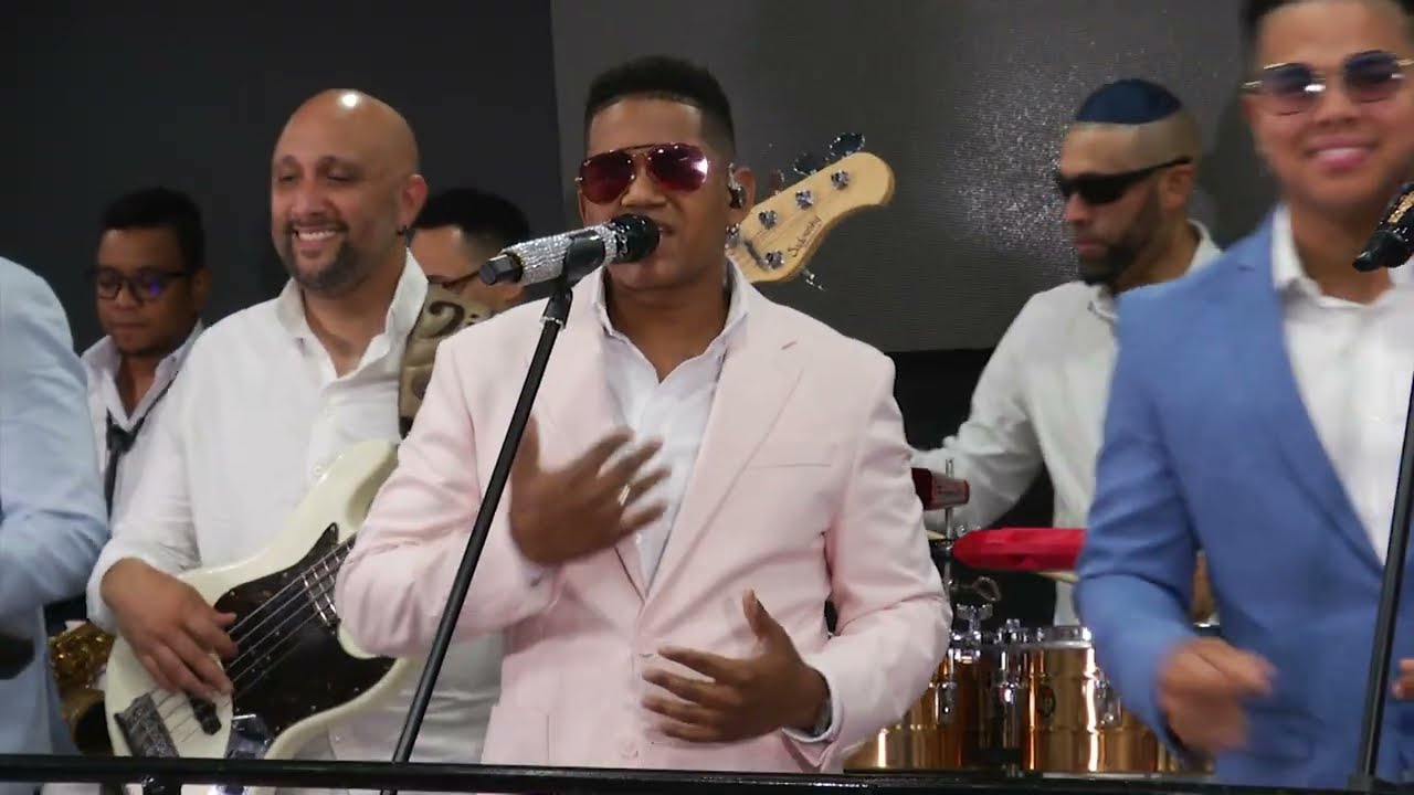 Sin Fronteras - "Amor Mio Que Me Has Hecho" (Salsa)