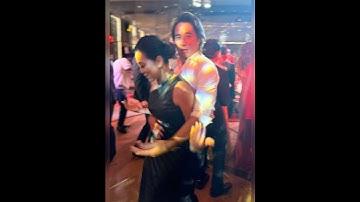 MC Nguyễn Cao Kỳ Duyên khiêu vũ  tay trong tay với Trịnh Hội tại phòng tiệc huyền thoại New York