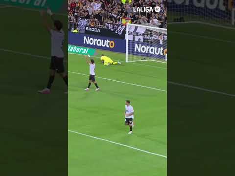 ¡Doble parada de VALLES! 🧤⚽️ #laligahighlights
