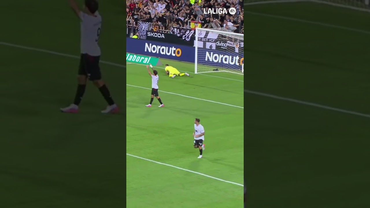 ¡Doble parada de VALLES! 🧤⚽️ #laligahighlights