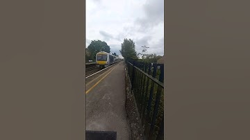 2 chiltern railways class 168s trains going through king sutton at speed