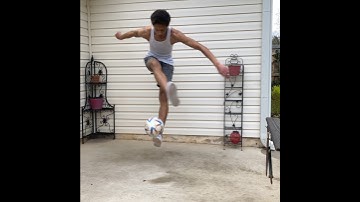 Learn the Crossover trick in under a minute (Freestyle Football) #shorts #soccer #tutorial