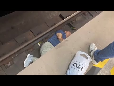 Контактный рельс шибанул сразу двоих?