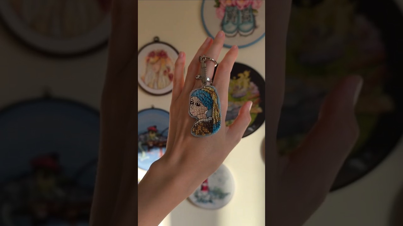 #брелок #вышивканапластике #вышивкакрестом #подаркидлялюбимых #crossstitch #giftideas #key #shorts