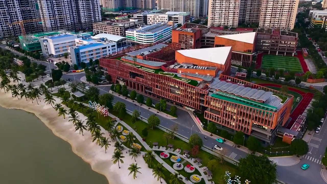 Soaring Above the City to Capture Stunning Urban Flycam Footage (Copyright by TM68)