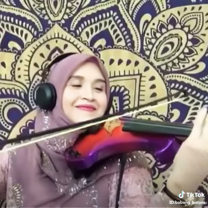 Cewek hijaber mahir main biola