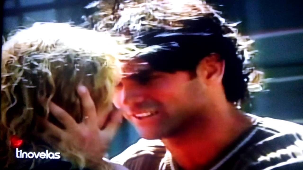 Marina besa a Imanol