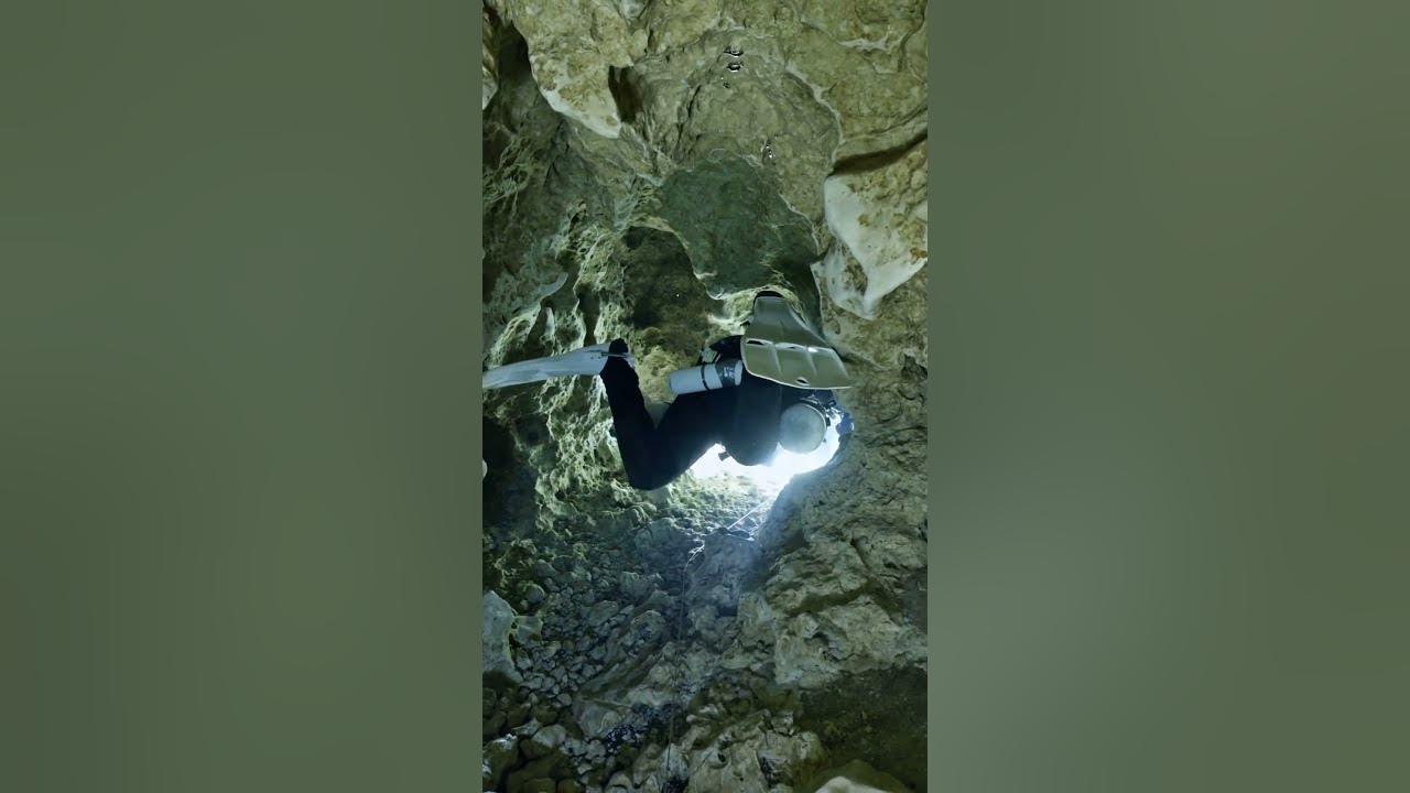 Аквалангист в пещере