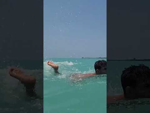 مضيق باب المندب شخص ينجي من الغرق في البحر الأحمر