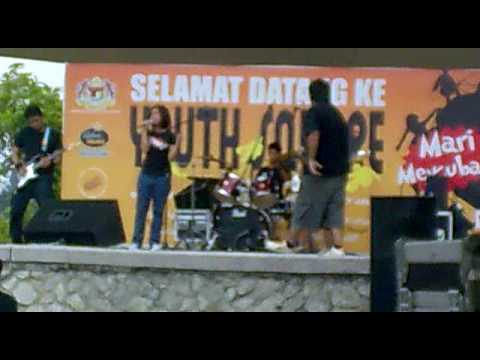 Tonton video musik {trackName} dari {artistName}