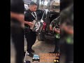 Policía tocando el acordeón