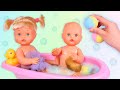 Bañamos al BEBÉ NENUCO y a su HERMANITA 🌈👶 Vídeos para niños