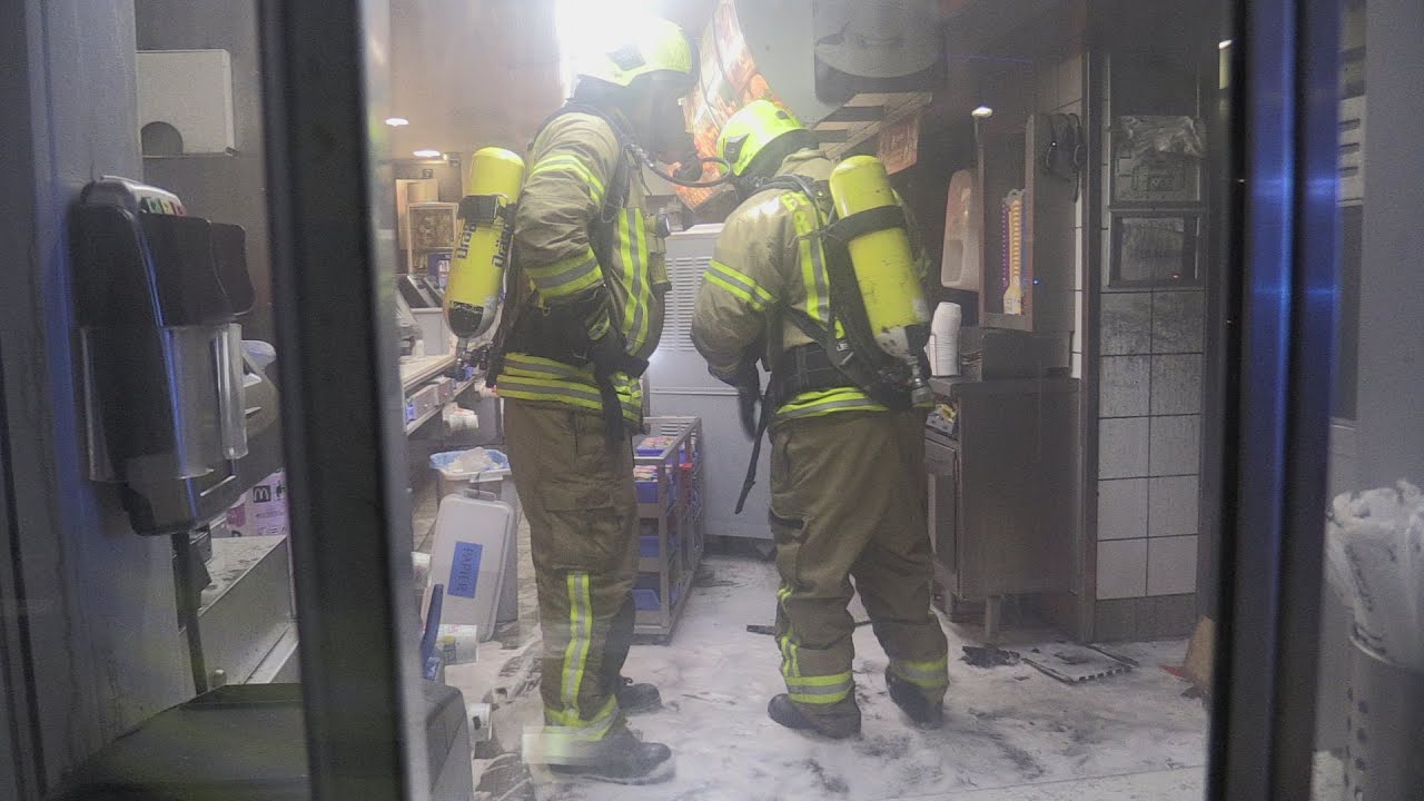 [AUSGEDEHNTER KÜCHENBRAND BEI MCDONALD´S] - Großfritteuse brannte | Gebäude komplett verraucht -