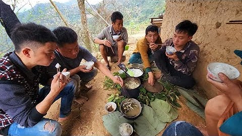 Bữa cơm măng rừng trên lán nương xa nhà anh Páo hết hồn. Nguyễn Tất Thắng