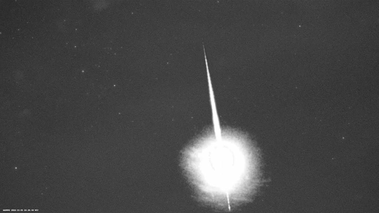A fireball with an incredibly bright flash - YouTube
