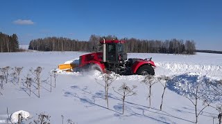 Трактор пробивается по снегу, Кировец ничто не остановит.