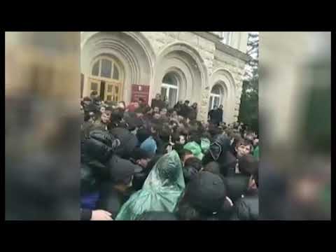 ოპოზიციამ ოკუპირებული დე ფაქტო პრეზიდენტის ადმინისტრაცია შტურმით აიღო