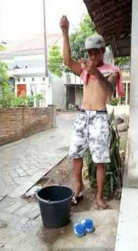 Ternyata orang gila bisa mancing ikan juga