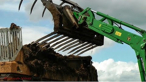 Muck-Spreading the Solids with John Deere Loading, and Spreading!