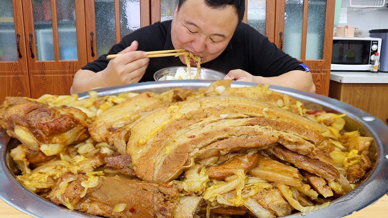 A Qiang made "stewed sauerkraut with pork belly", which is fat but not