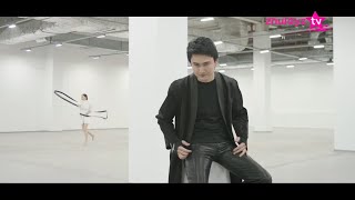 Бір қыз көлікте жалаңаш отыр