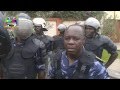 Un policier zl menace un reporter de togovisionscom avec sa matraque