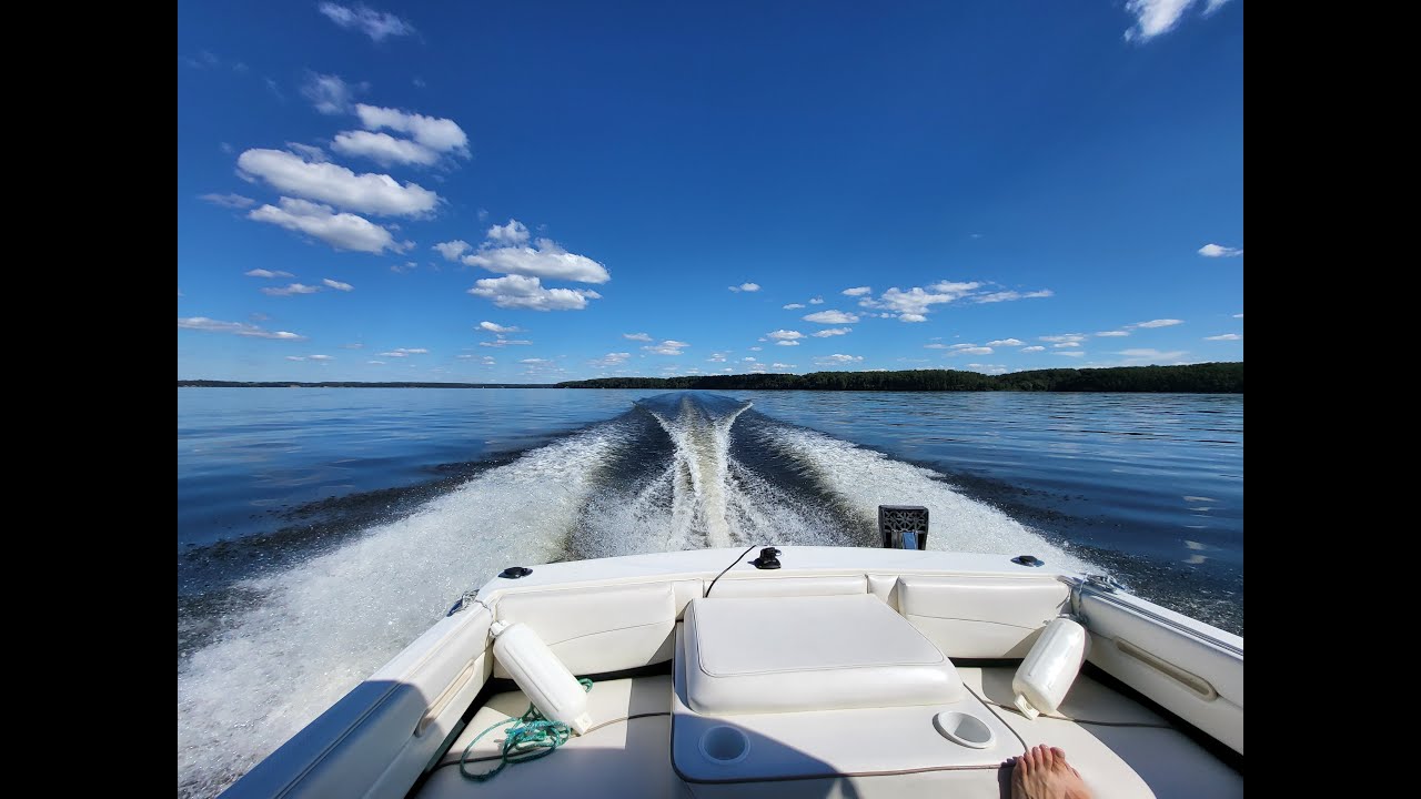 Bayliner Capri 1952 2000 3.0L Mercury in action, 2022 summer