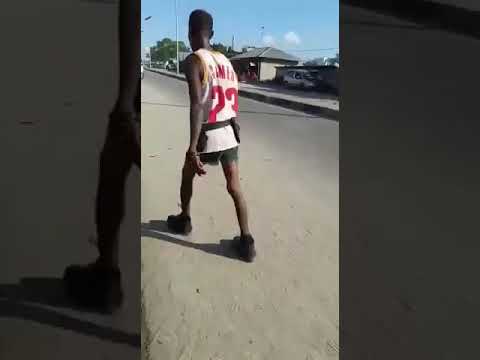 شاب سكران يمشي في الشارع