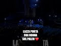 Lazza porta la sua nonna sul palco durante il concerto