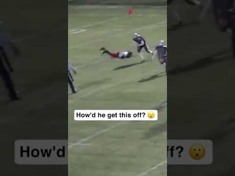 This quarterback must have eyes in the back of his head 👀