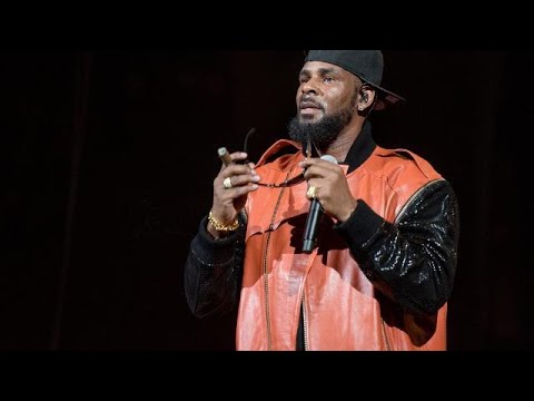 Video: R. Kelly Wordt 10 Keer Aangeklaagd Wegens Seksueel Misbruik