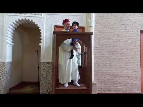 طفل صعد المنبر وانا اخطب الجمعة سبحان الله كان موضوع الخطبة حول حقوق الأولاد على الوالدين