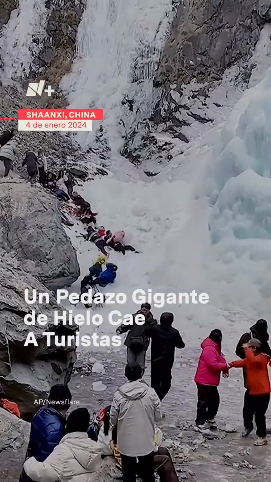 Pedazo de hielo gigante cae sobre turistas - N+ #Shorts