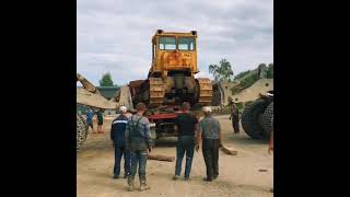 Спуск с трала при помощи двух погрузчиков. #shorts #buldozer #dozer #tehnics #tehnica_01